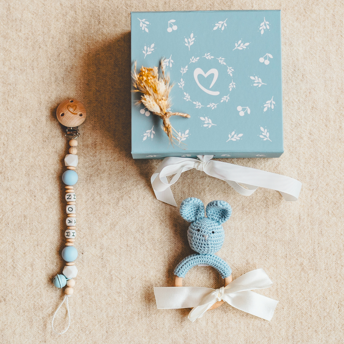 Geburtsgeschenk Nuggikette & Rassel Hase, Blau Love Kids